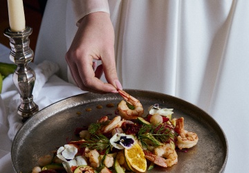 credits: Enkant Imagery Sposa che prende un gamberetto antipasto del ricevimento matrimonio catering in Sicilia